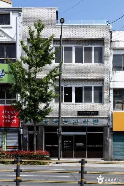 진주남성당교육관